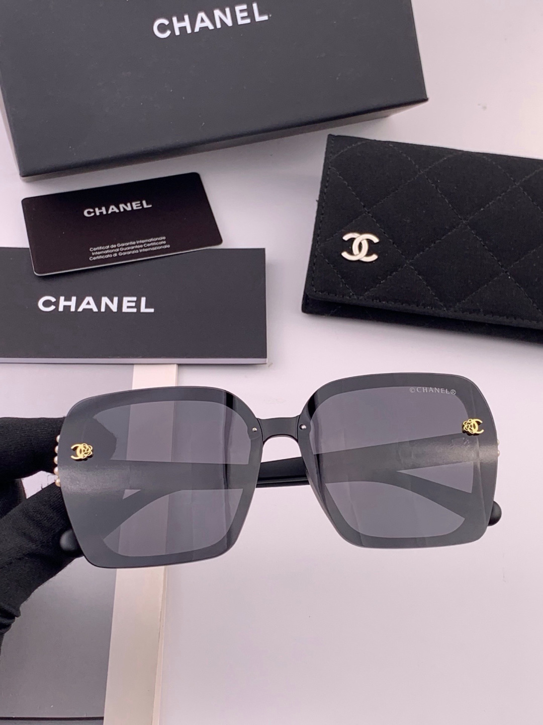 🔺CHANEL🔻官方早春新款，众多明星同款[色]香奈儿‼️‼️新款大框偏光墨镜 ，镜腿LOGO小珍珠🌈🌈宝丽来超清偏光太