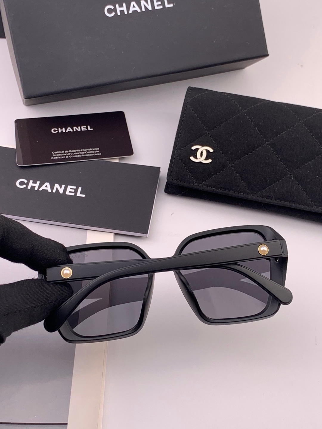 🔺CHANEL🔻官方早春新款，众多明星同款[色]香奈儿‼️‼️新款大框偏光墨镜 ，镜腿LOGO小珍珠🌈🌈宝丽来超清偏光太