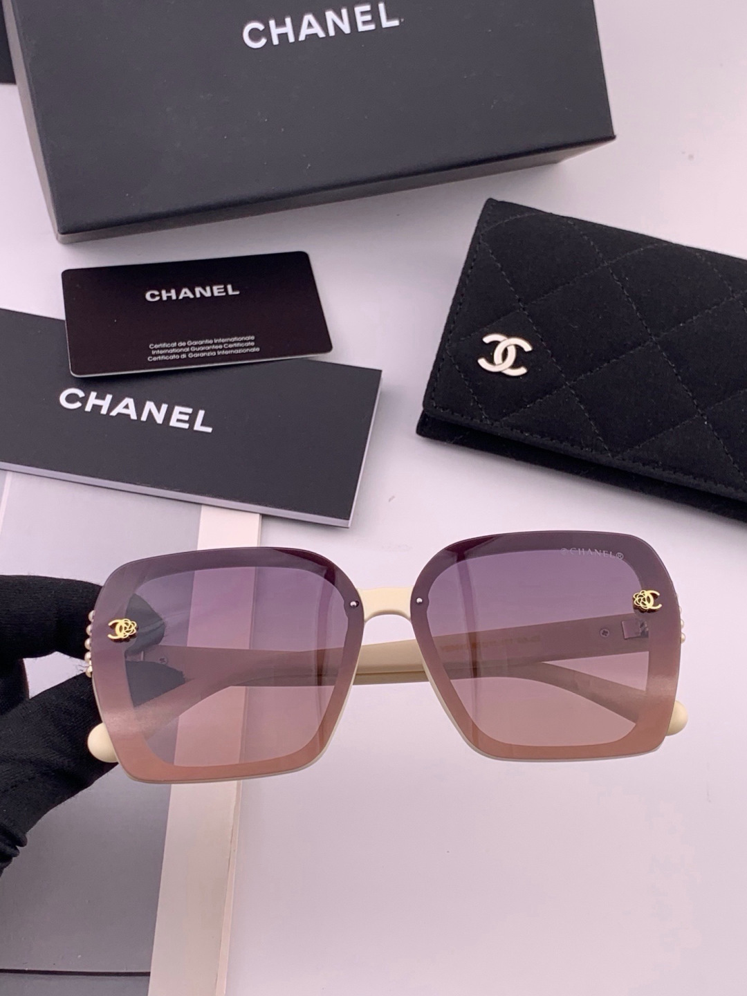 🔺CHANEL🔻官方早春新款，众多明星同款[色]香奈儿‼️‼️新款大框偏光墨镜 ，镜腿LOGO小珍珠🌈🌈宝丽来超清偏光太