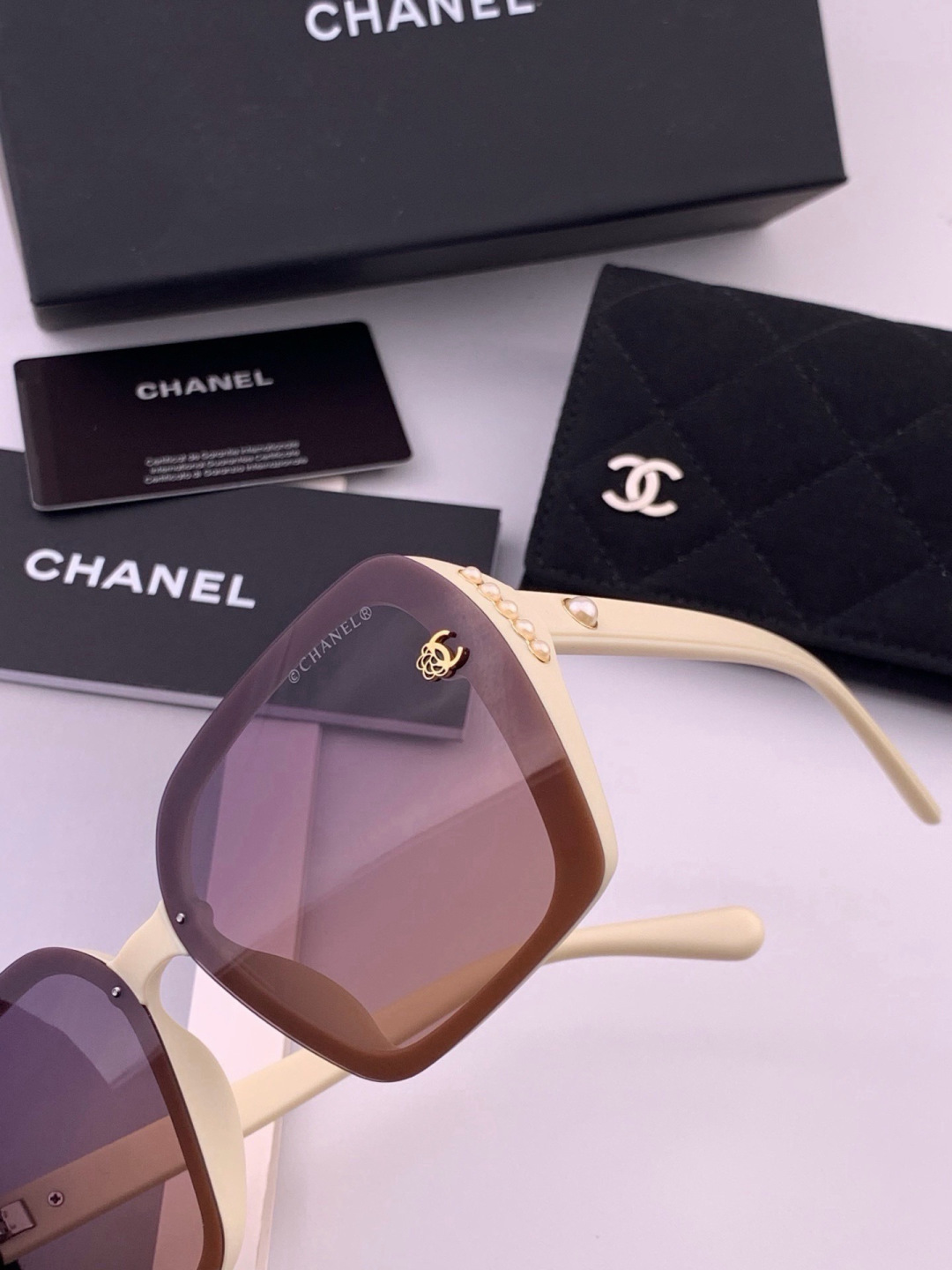 🔺CHANEL🔻官方早春新款，众多明星同款[色]香奈儿‼️‼️新款大框偏光墨镜 ，镜腿LOGO小珍珠🌈🌈宝丽来超清偏光太