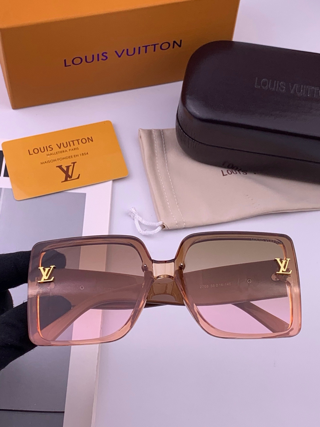 LV 开春新款  潮流爆款 时尚方框太阳镜 高品质 佩戴舒适 网红潮款墨镜 型号 L8270