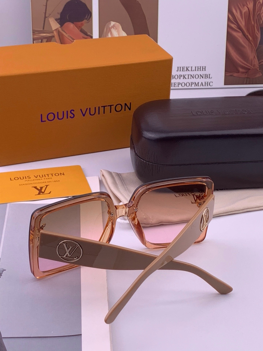 LV 开春新款  潮流爆款 时尚方框太阳镜 高品质 佩戴舒适 网红潮款墨镜 型号 L8270