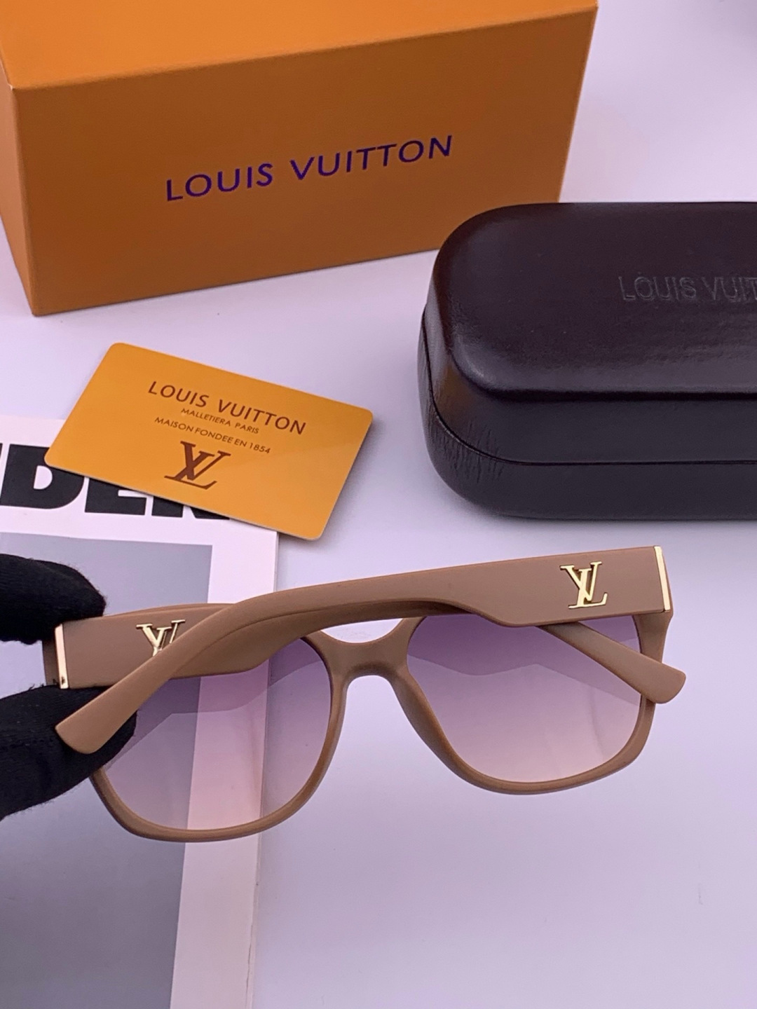 LV 开春新款  潮流爆款 时尚方框太阳镜 高品质 佩戴舒适 网红潮款墨镜 型号 L27001