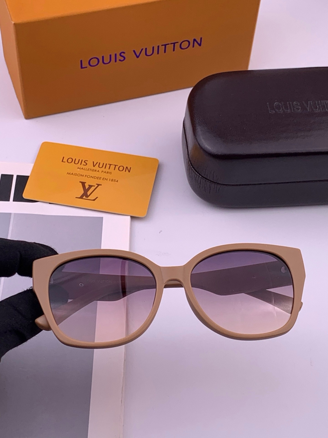 LV 开春新款  潮流爆款 时尚方框太阳镜 高品质 佩戴舒适 网红潮款墨镜 型号 L27001