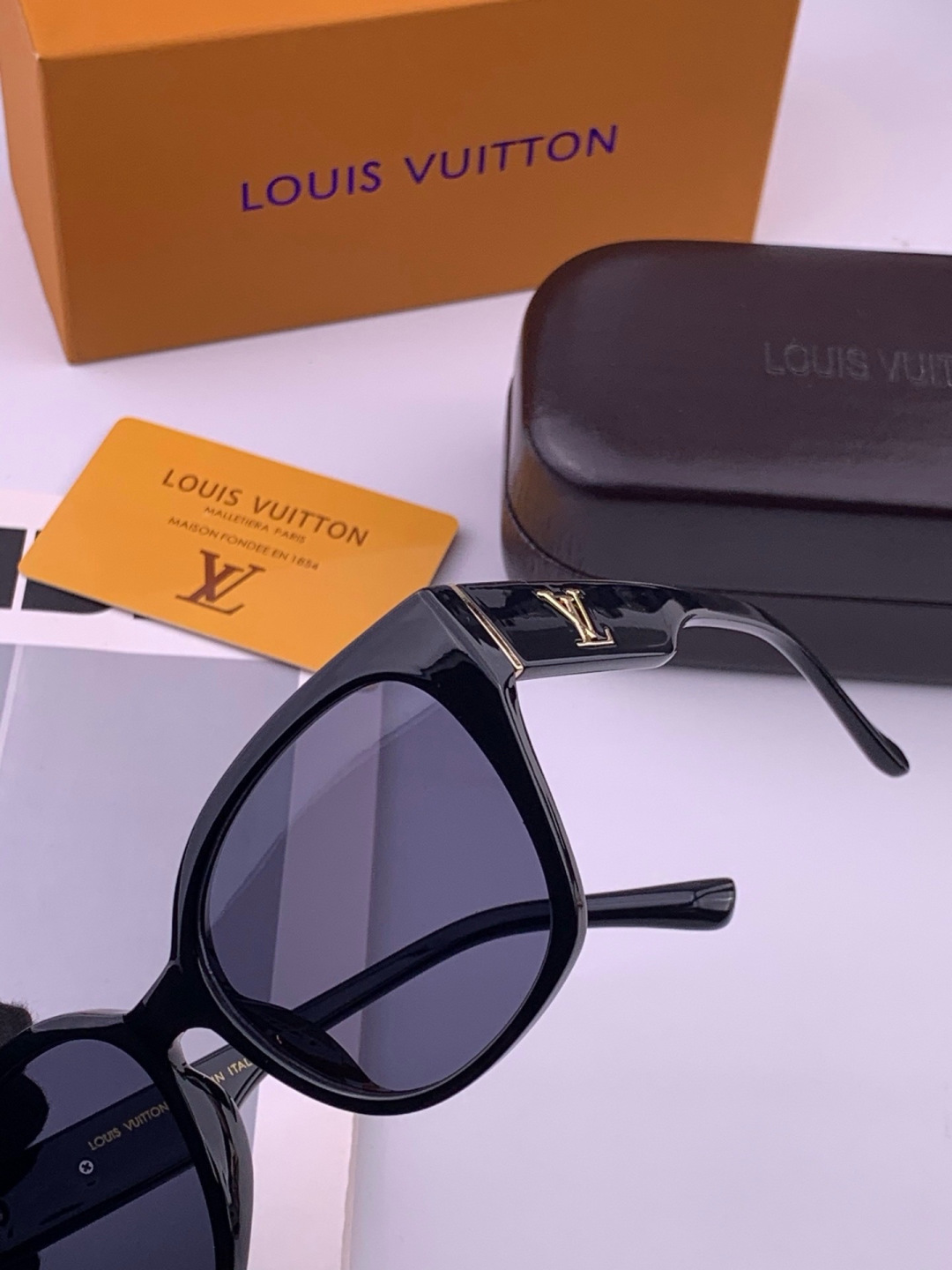 LV 开春新款  潮流爆款 时尚方框太阳镜 高品质 佩戴舒适 网红潮款墨镜 型号 L27001