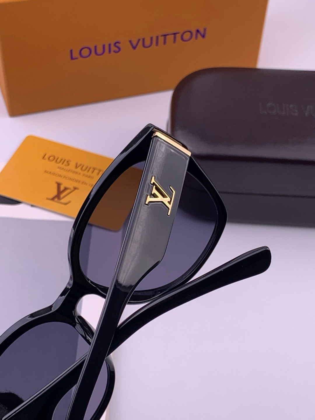 LV 开春新款  潮流爆款 时尚方框太阳镜 高品质 佩戴舒适 网红潮款墨镜 型号 L27001