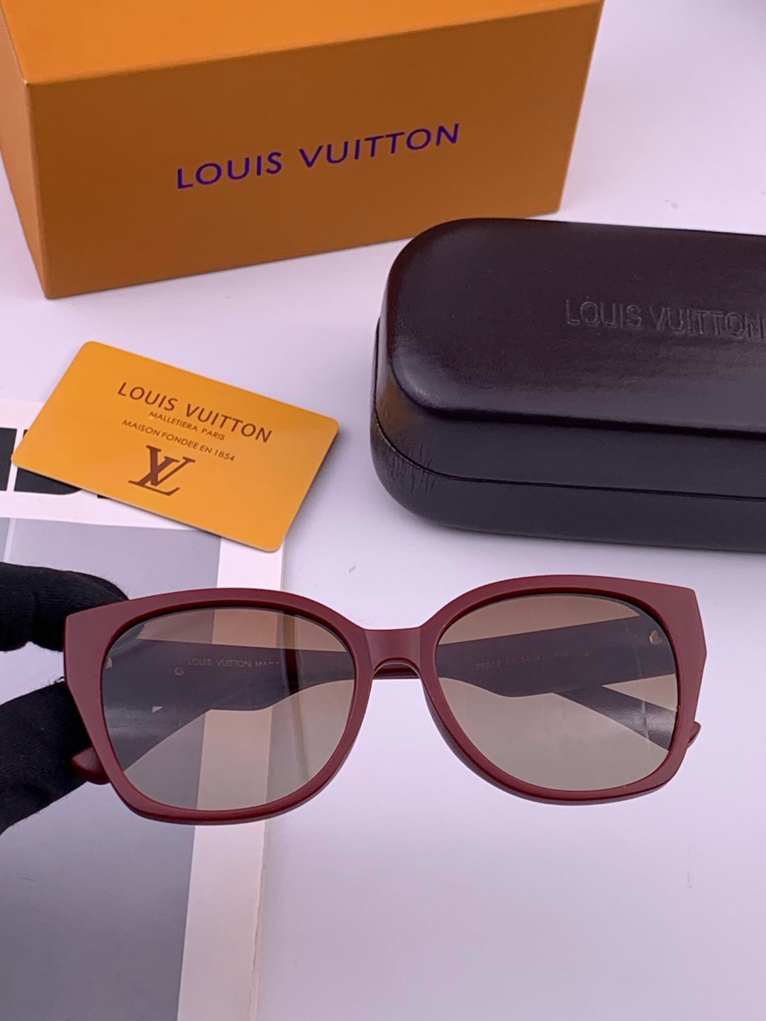 LV 开春新款  潮流爆款 时尚方框太阳镜 高品质 佩戴舒适 网红潮款墨镜 型号 L27001