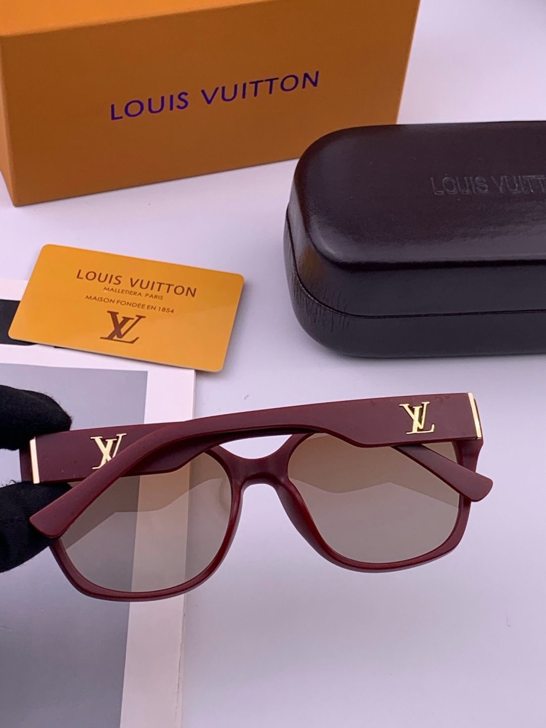 LV 开春新款  潮流爆款 时尚方框太阳镜 高品质 佩戴舒适 网红潮款墨镜 型号 L27001