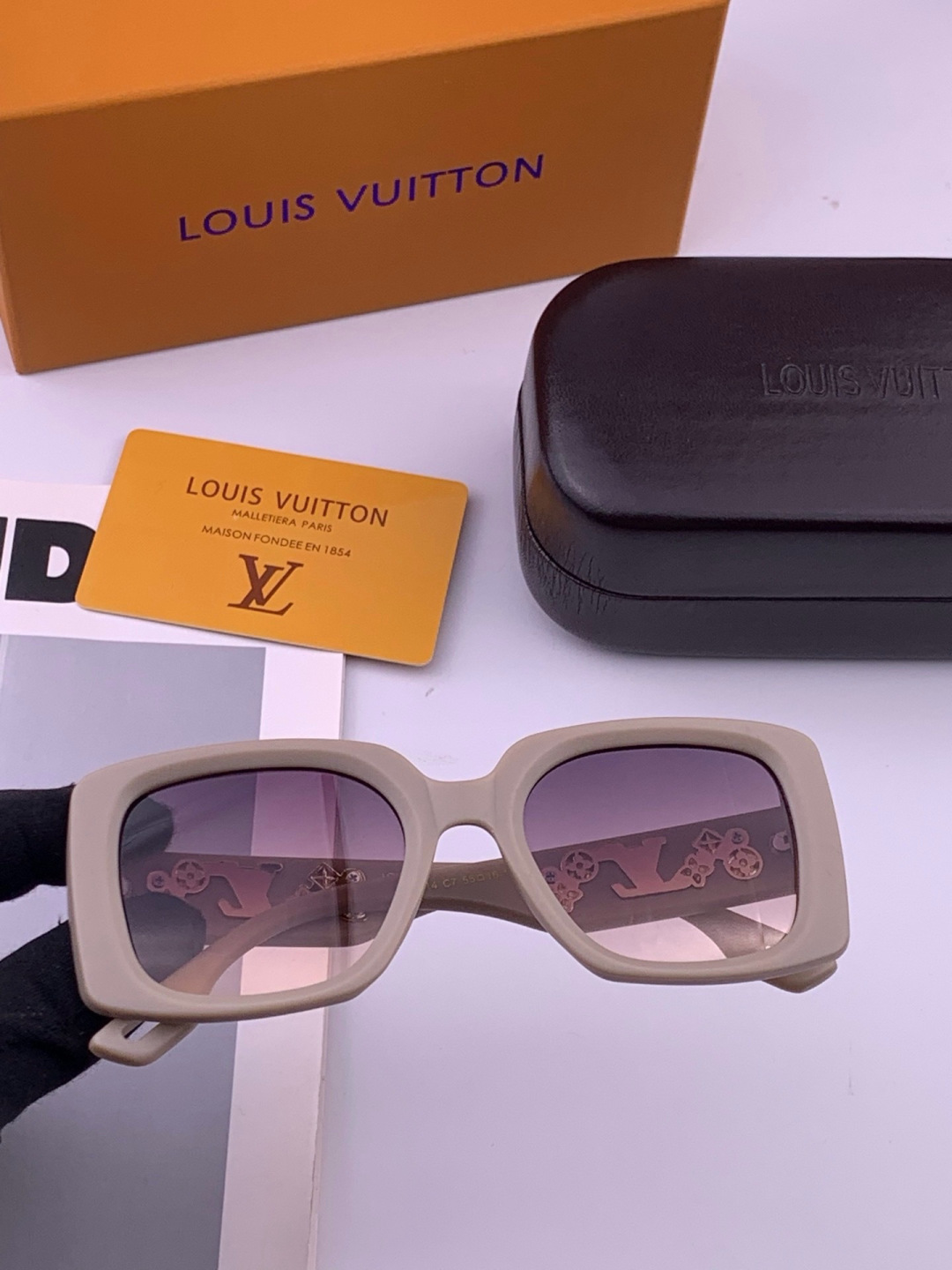 LV 开春新款  潮流爆款 时尚方框太阳镜 高品质 佩戴舒适 网红潮款墨镜 型号 L47001