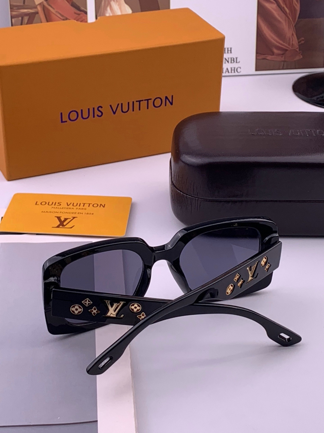 LV 开春新款  潮流爆款 时尚方框太阳镜 高品质 佩戴舒适 网红潮款墨镜 型号 L47001