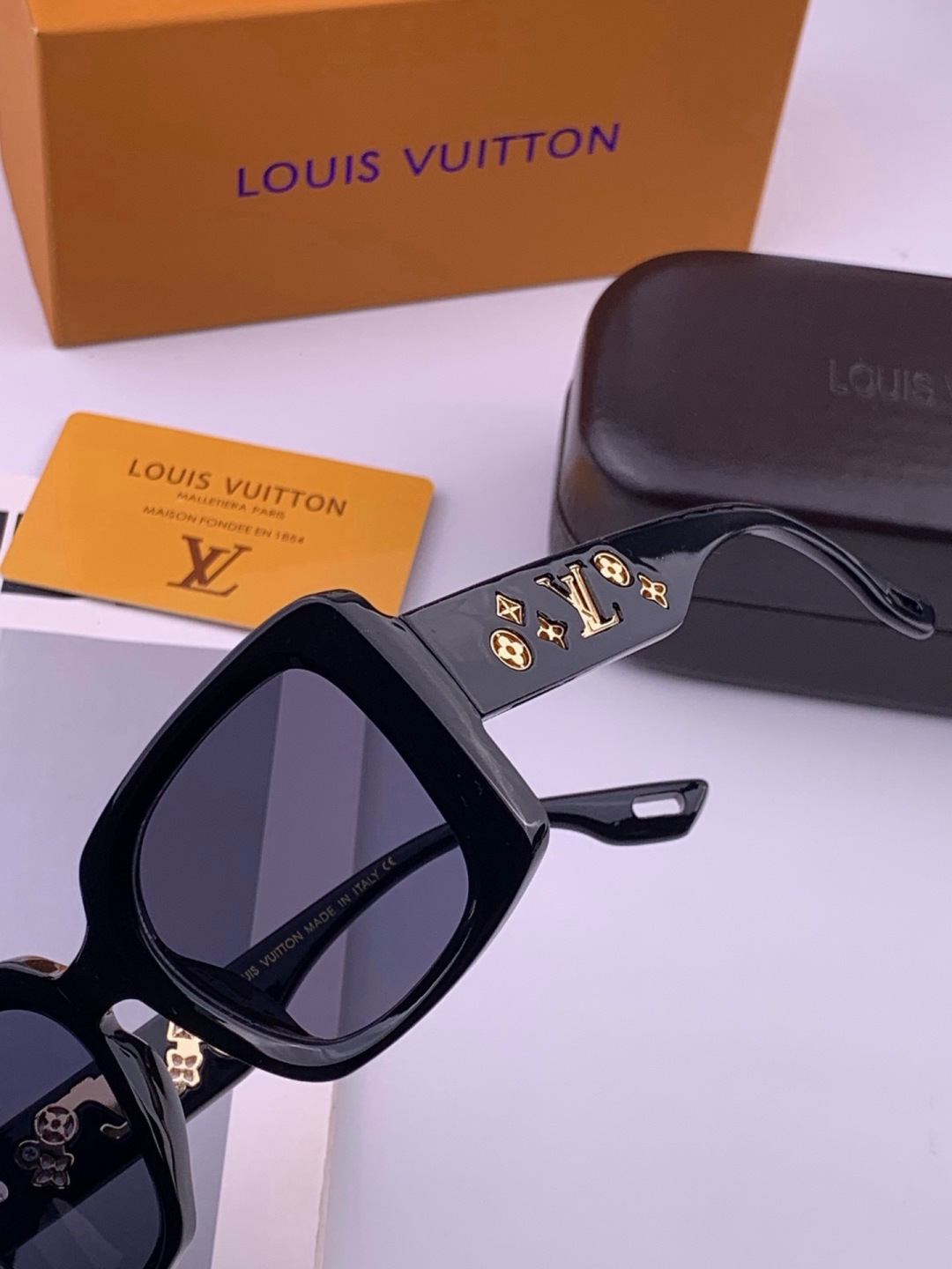 LV 开春新款  潮流爆款 时尚方框太阳镜 高品质 佩戴舒适 网红潮款墨镜 型号 L47001