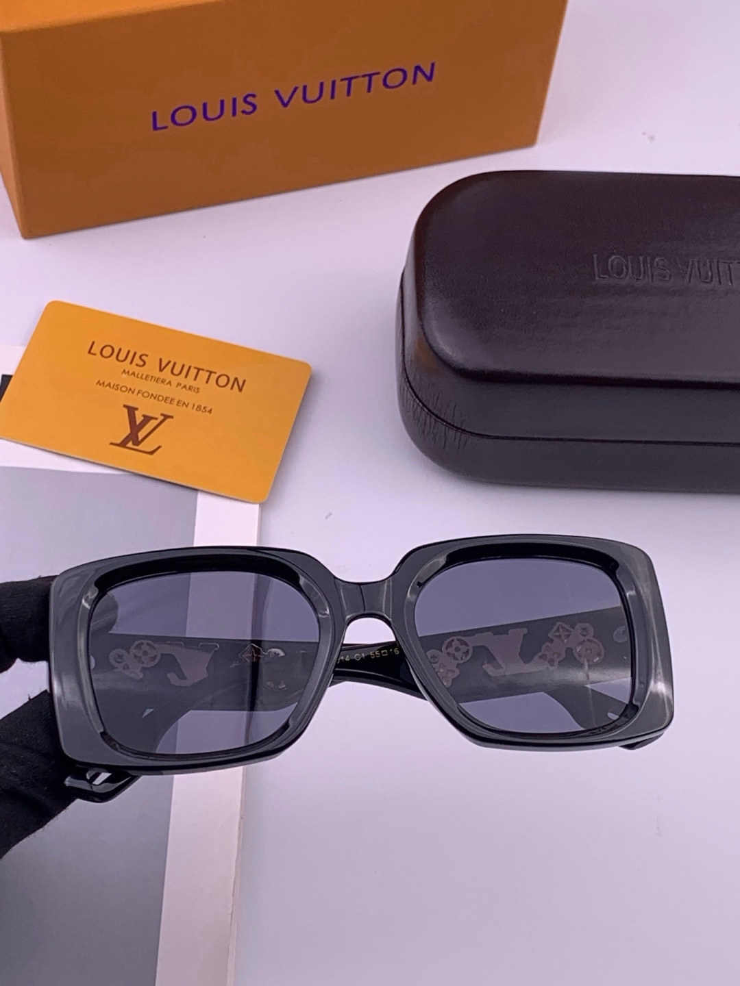 LV 开春新款  潮流爆款 时尚方框太阳镜 高品质 佩戴舒适 网红潮款墨镜 型号 L47001