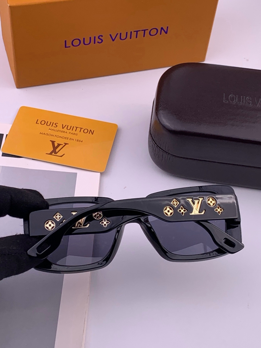 LV 开春新款  潮流爆款 时尚方框太阳镜 高品质 佩戴舒适 网红潮款墨镜 型号 L47001
