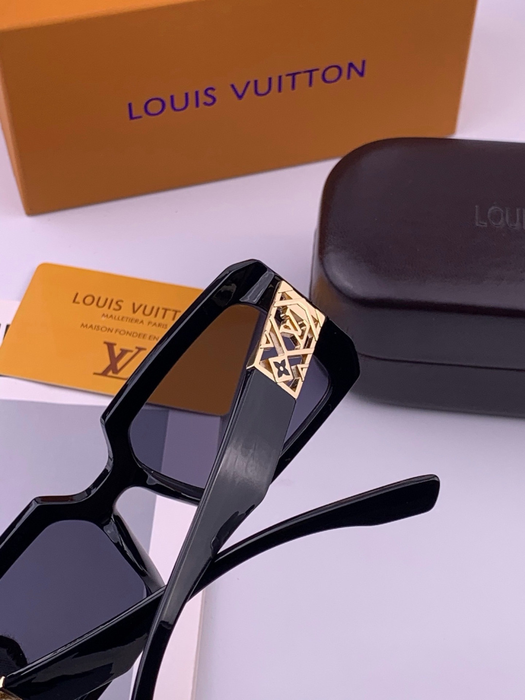 LV 开春新款  潮流爆款 时尚方框太阳镜 高品质 佩戴舒适 网红潮款墨镜 型号 L47001