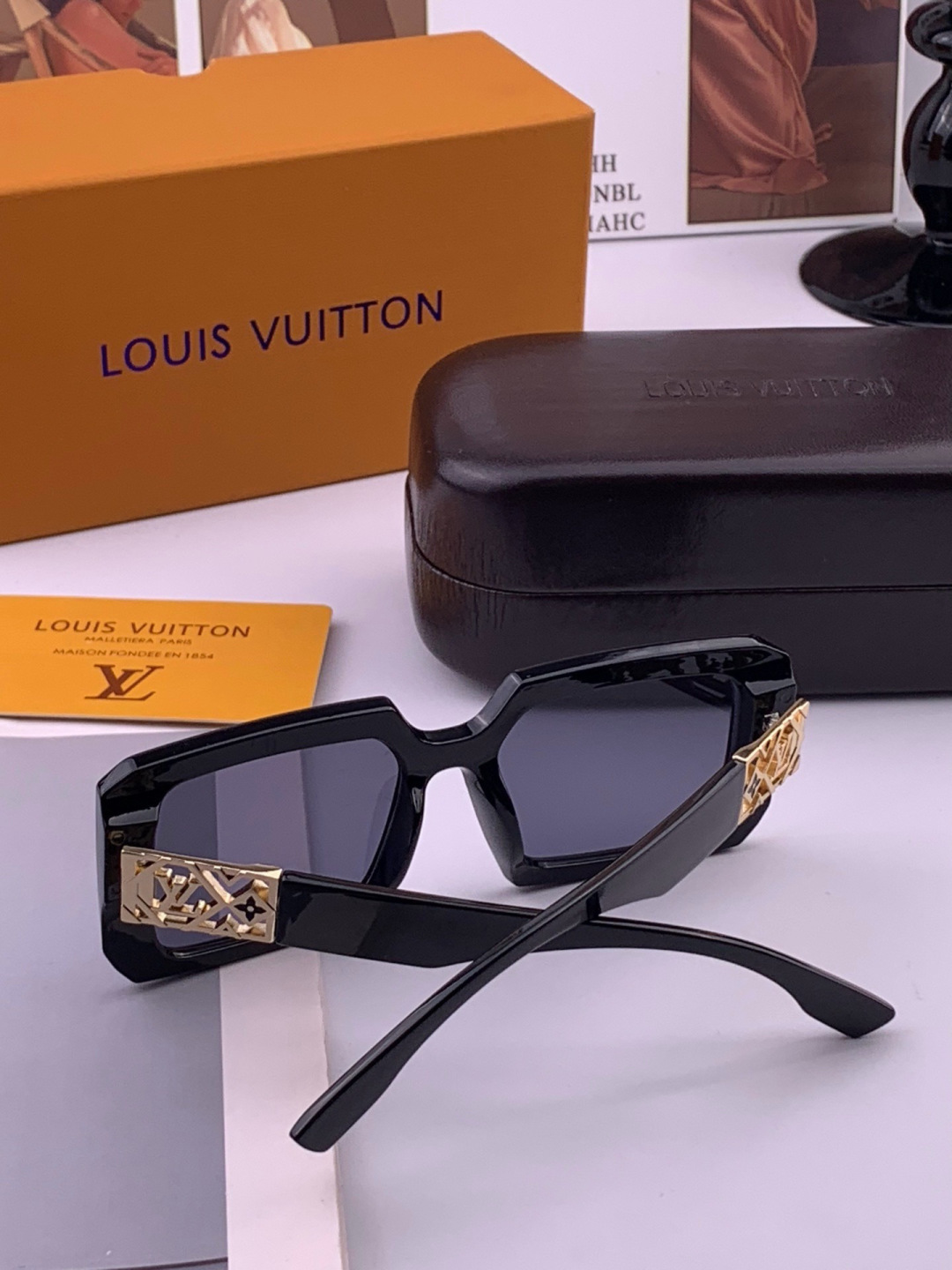 LV 开春新款  潮流爆款 时尚方框太阳镜 高品质 佩戴舒适 网红潮款墨镜 型号 L47001