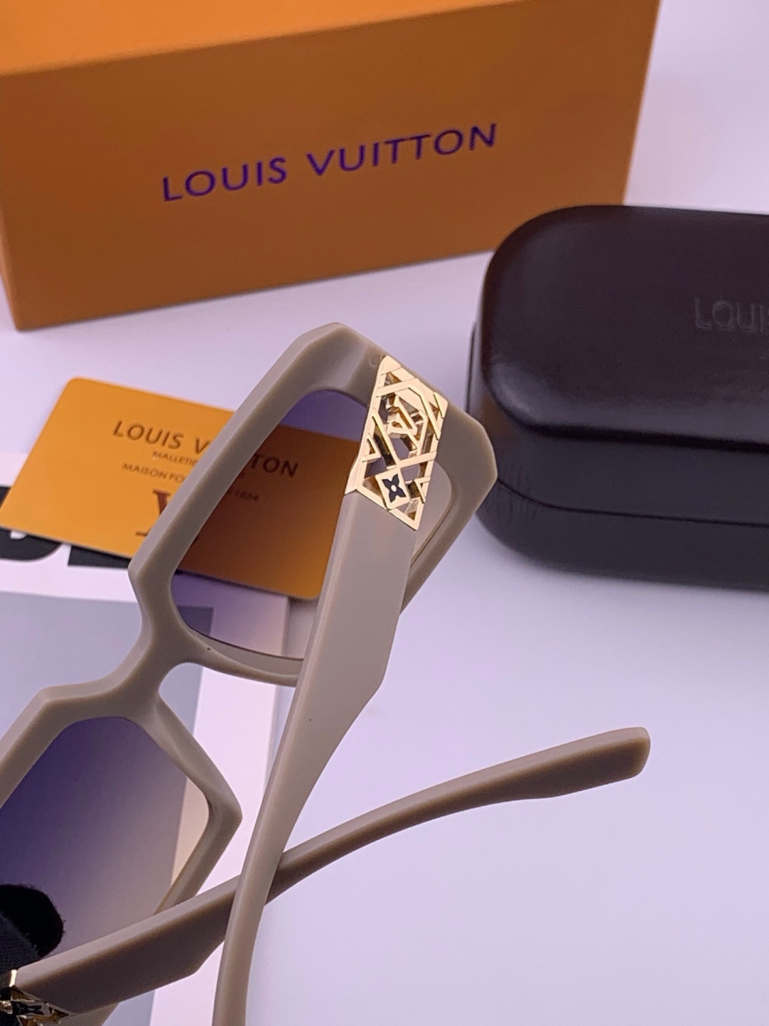 LV 开春新款  潮流爆款 时尚方框太阳镜 高品质 佩戴舒适 网红潮款墨镜 型号 L47001