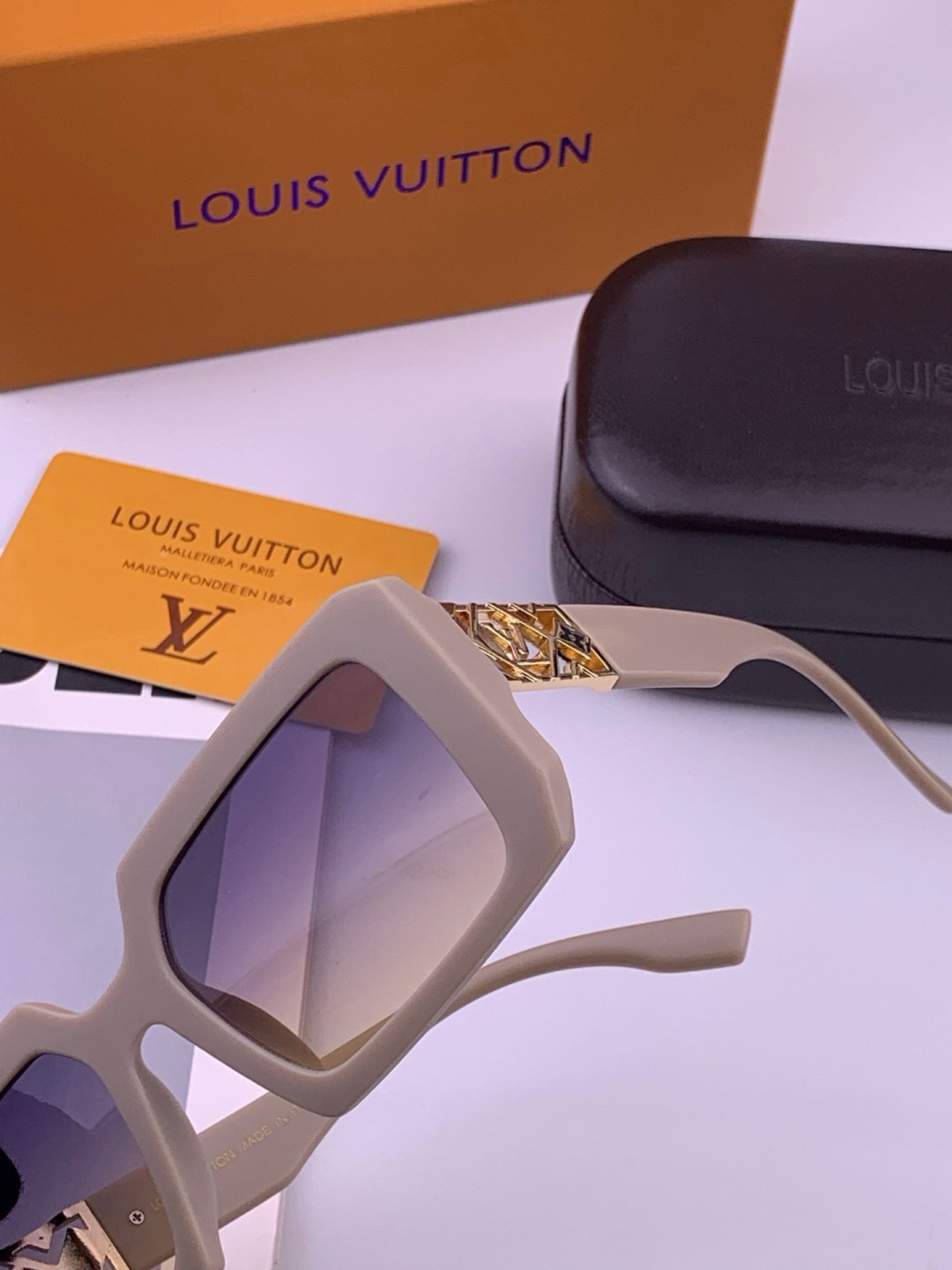LV 开春新款  潮流爆款 时尚方框太阳镜 高品质 佩戴舒适 网红潮款墨镜 型号 L47001