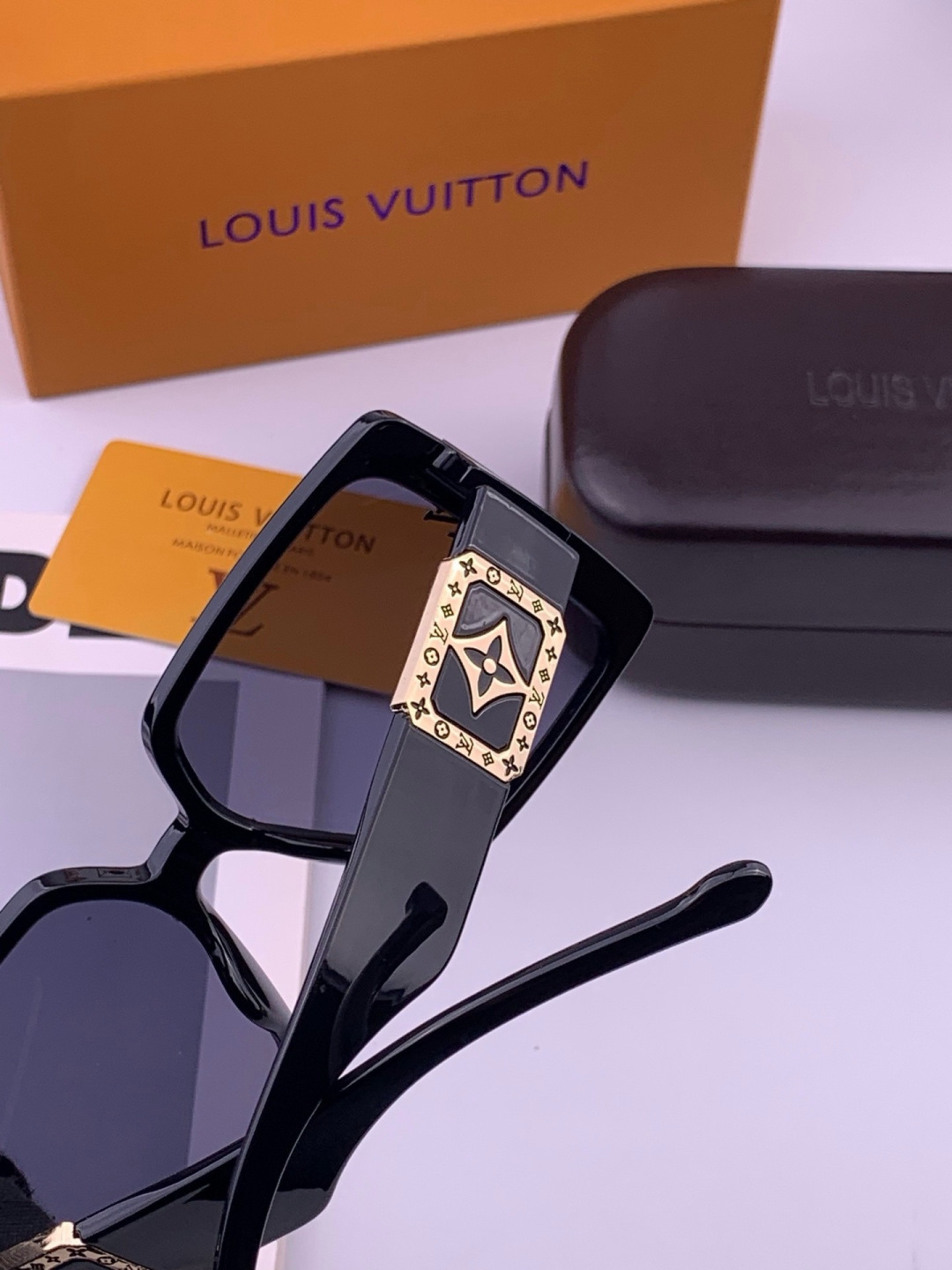 LV 开春新款  潮流爆款 时尚方框太阳镜 高品质 佩戴舒适 网红潮款墨镜 型号 L97003