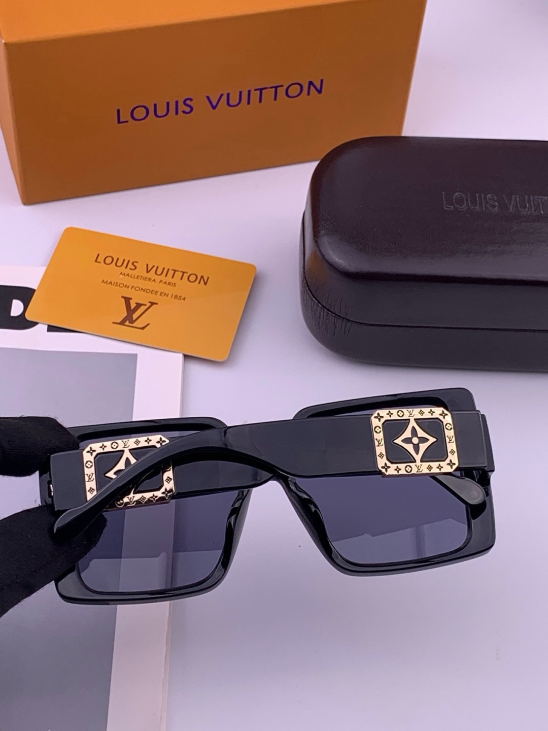 LV 开春新款  潮流爆款 时尚方框太阳镜 高品质 佩戴舒适 网红潮款墨镜 型号 L97003