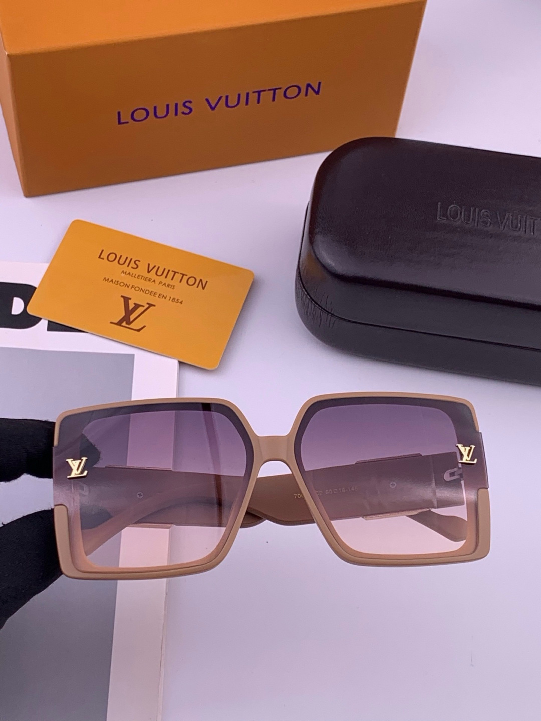 LV 开春新款  潮流爆款 时尚方框太阳镜 高品质 佩戴舒适 网红潮款墨镜 型号 L97003