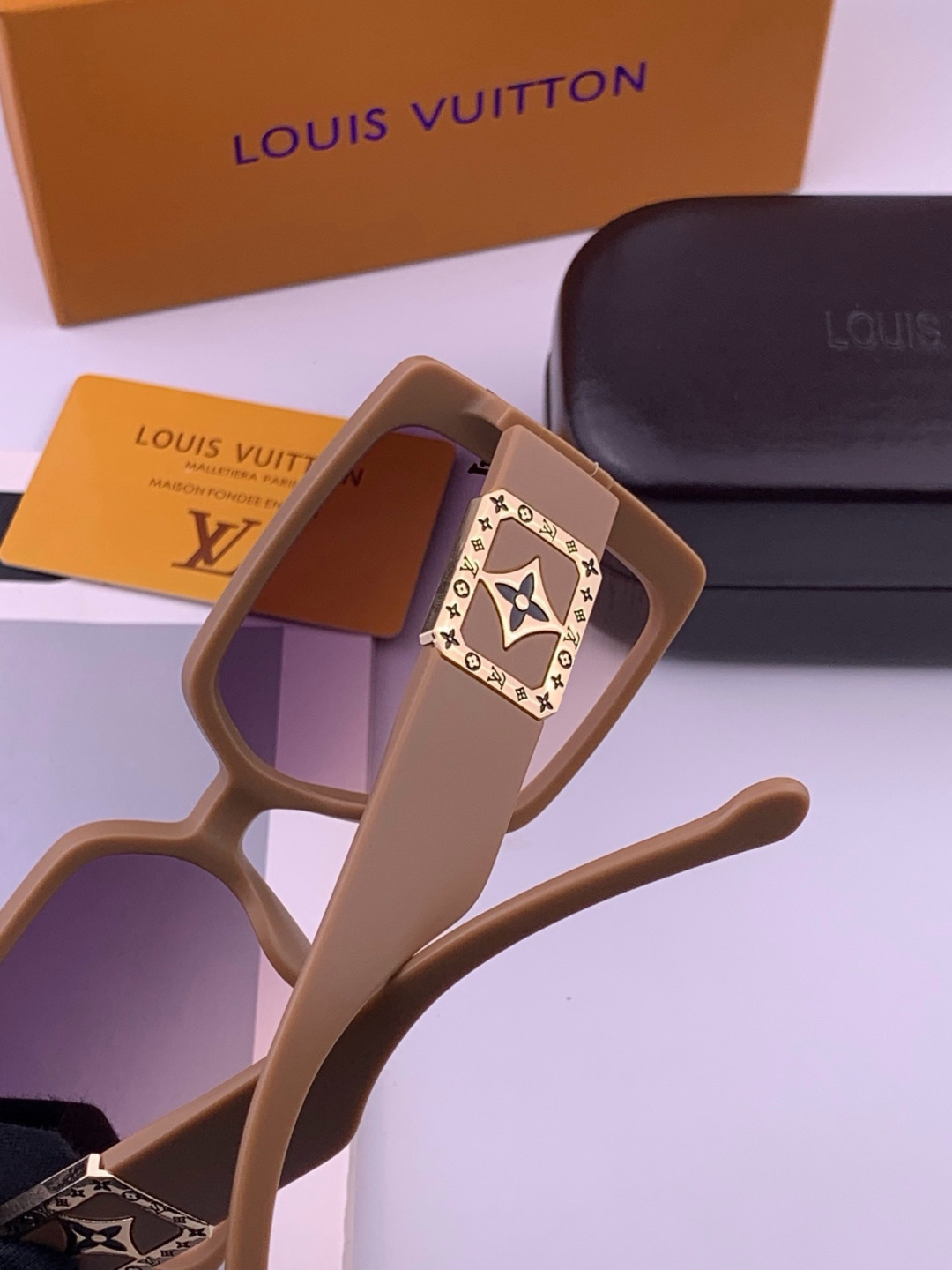 LV 开春新款  潮流爆款 时尚方框太阳镜 高品质 佩戴舒适 网红潮款墨镜 型号 L97003