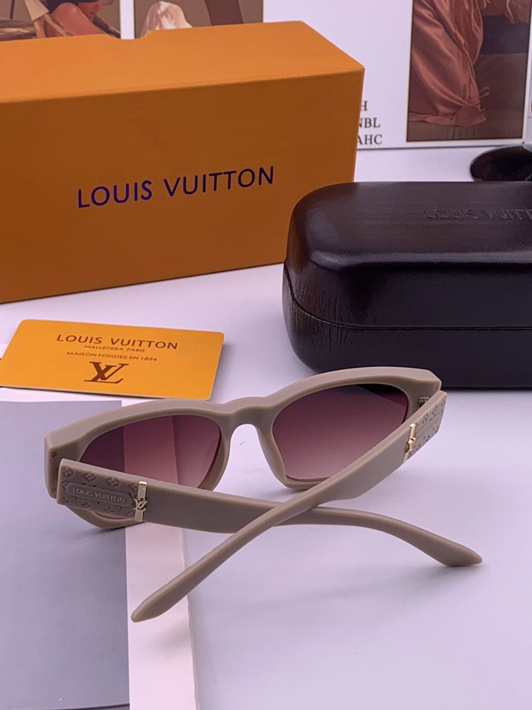 LV 开春新款  潮流爆款 时尚方框太阳镜 高品质 佩戴舒适 网红潮款墨镜 型号 L17000
