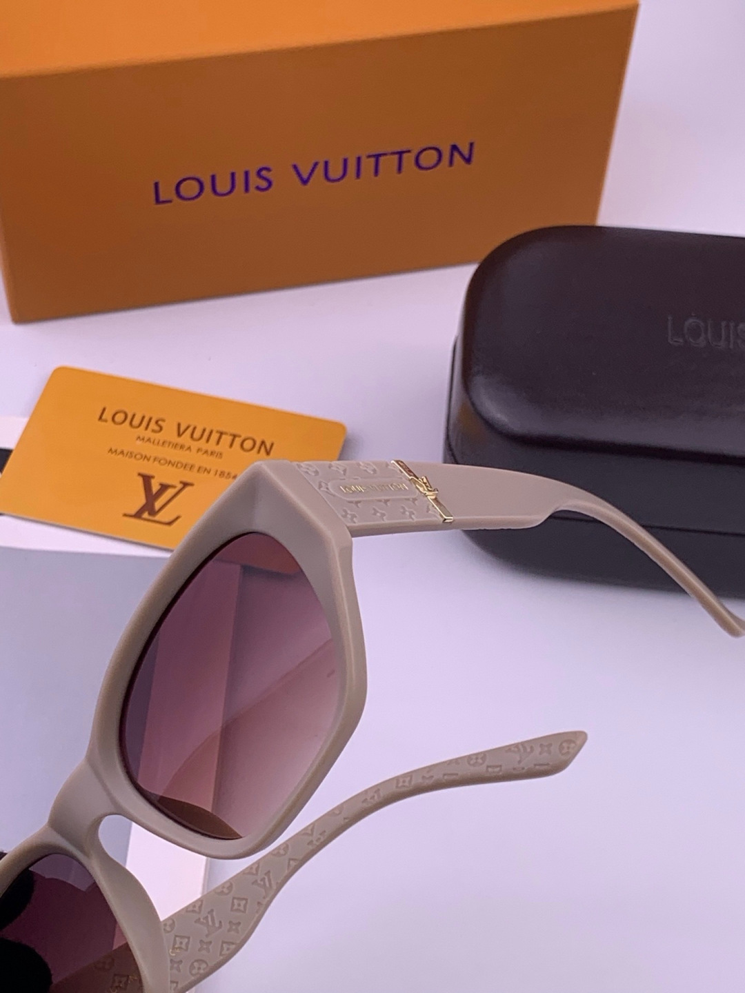 LV 开春新款  潮流爆款 时尚方框太阳镜 高品质 佩戴舒适 网红潮款墨镜 型号 L17000
