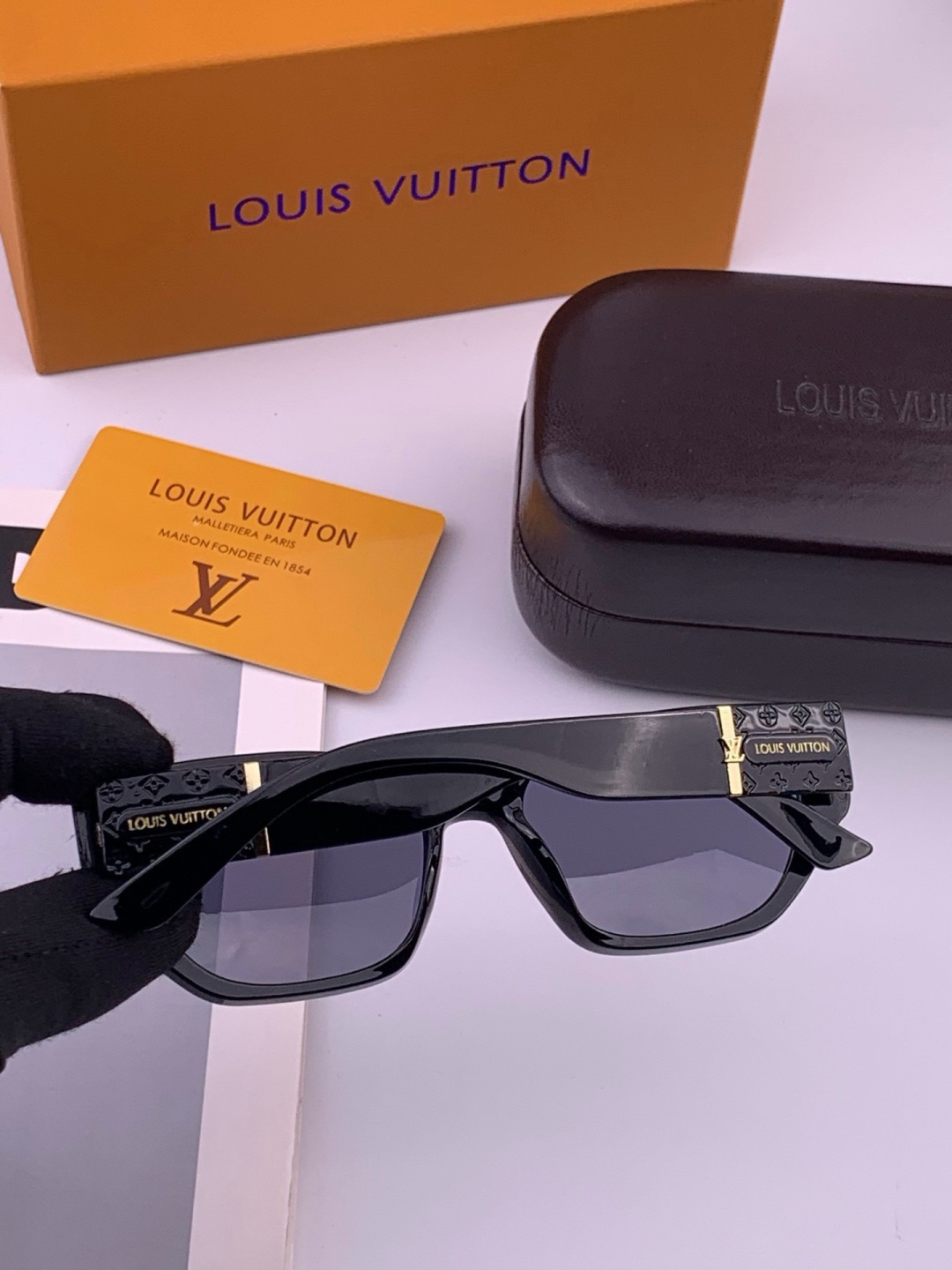 LV 开春新款  潮流爆款 时尚方框太阳镜 高品质 佩戴舒适 网红潮款墨镜 型号 L17000