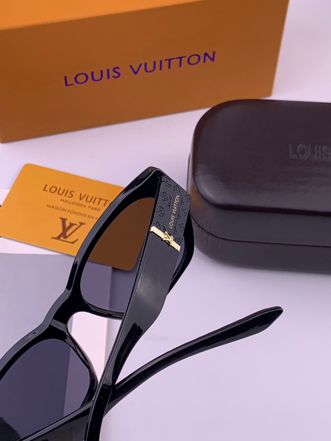 LV 开春新款  潮流爆款 时尚方框太阳镜 高品质 佩戴舒适 网红潮款墨镜 型号 L17000