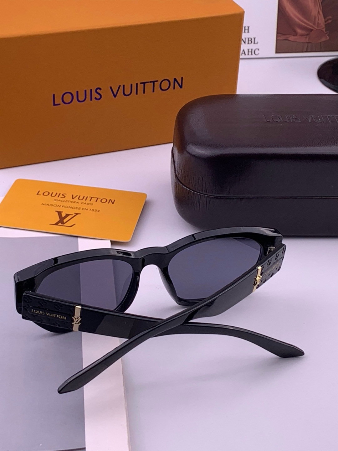 LV 开春新款  潮流爆款 时尚方框太阳镜 高品质 佩戴舒适 网红潮款墨镜 型号 L17000