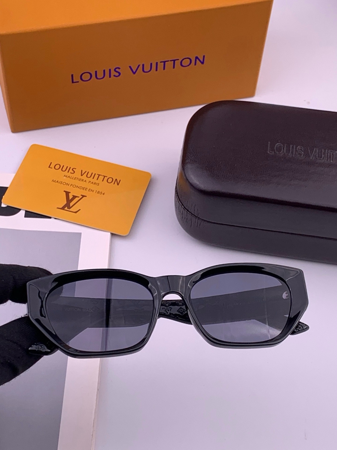 LV 开春新款  潮流爆款 时尚方框太阳镜 高品质 佩戴舒适 网红潮款墨镜 型号 L17000