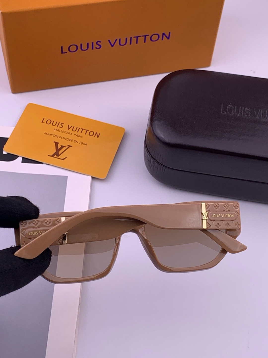 LV 开春新款  潮流爆款 时尚方框太阳镜 高品质 佩戴舒适 网红潮款墨镜 型号 L17000