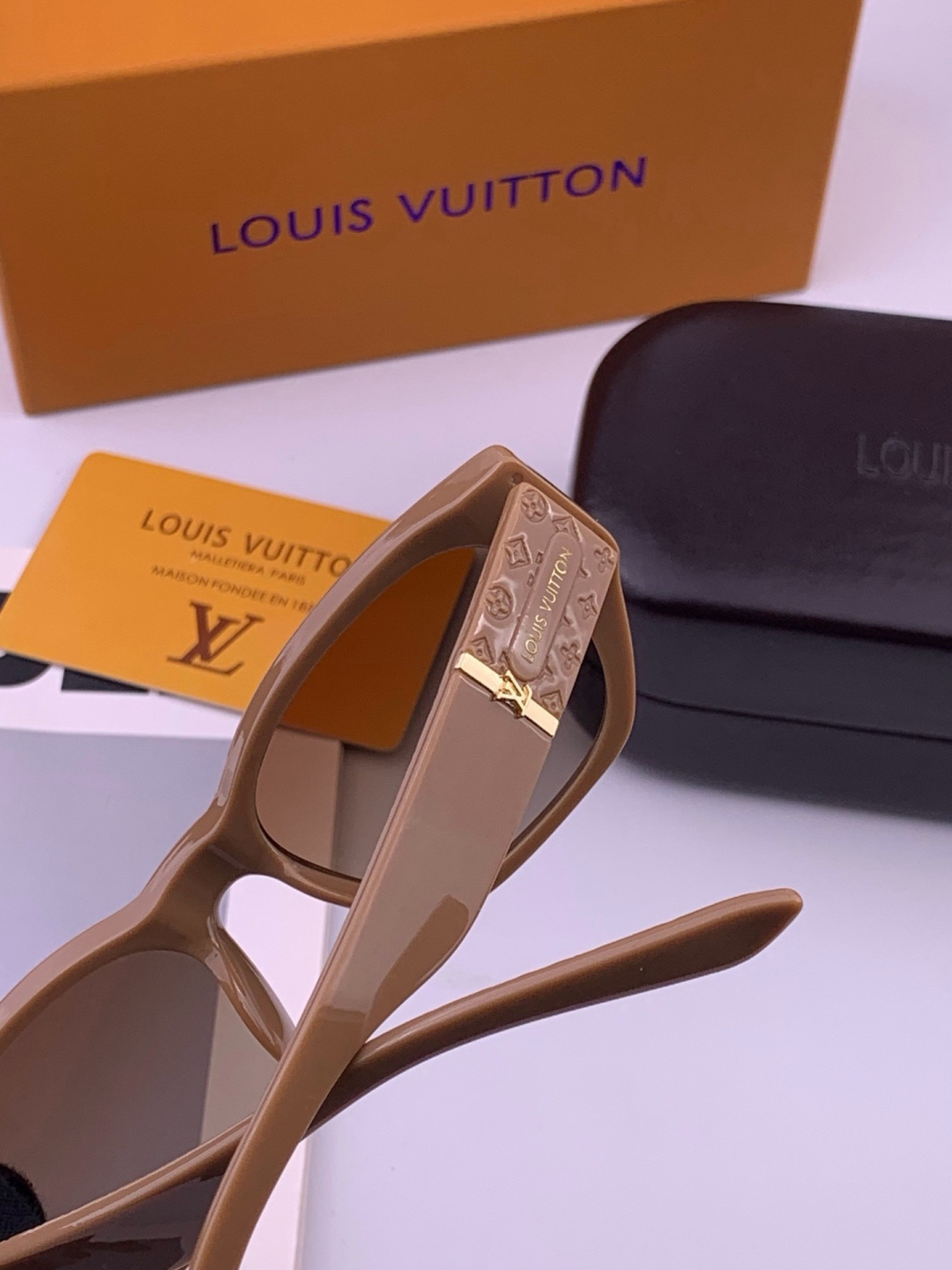 LV 开春新款  潮流爆款 时尚方框太阳镜 高品质 佩戴舒适 网红潮款墨镜 型号 L17000