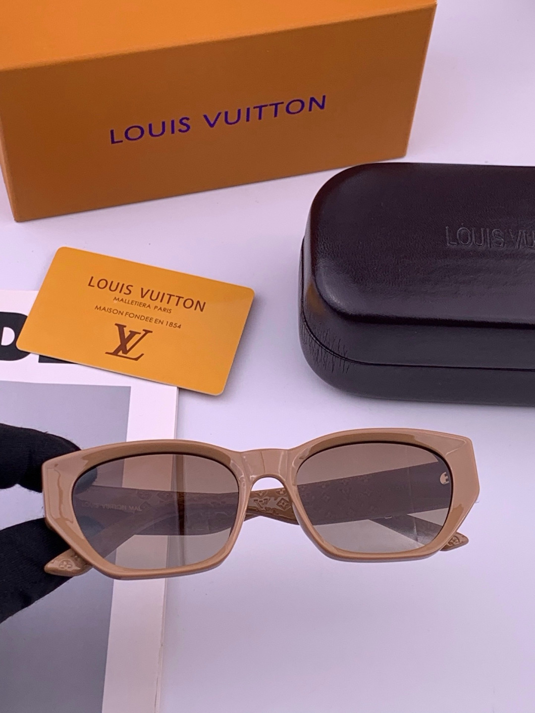 LV 开春新款  潮流爆款 时尚方框太阳镜 高品质 佩戴舒适 网红潮款墨镜 型号 L17000
