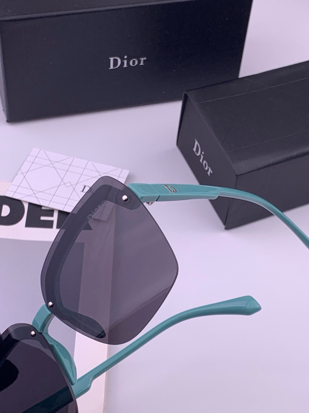 DIOR女士太阳镜🎒新款 最潮时尚太阳镜👓👕出行必备👒👠潮人必备[呲牙][呲牙] 高档金属镶钻搭配宝丽来超清偏光太阳镜片