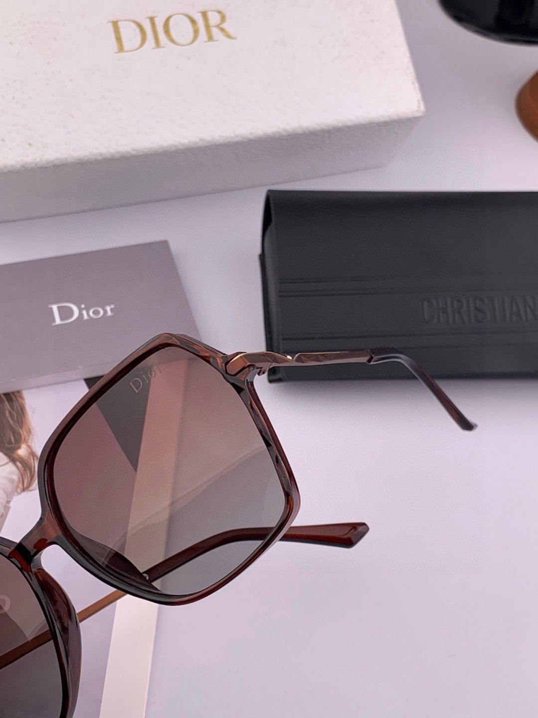 DIOR女士太阳镜🎒新款 最潮时尚太阳镜👓👕出行必备👒👠潮人必备[呲牙][呲牙] 高档金属镶钻搭配宝丽来超清偏光太阳镜片