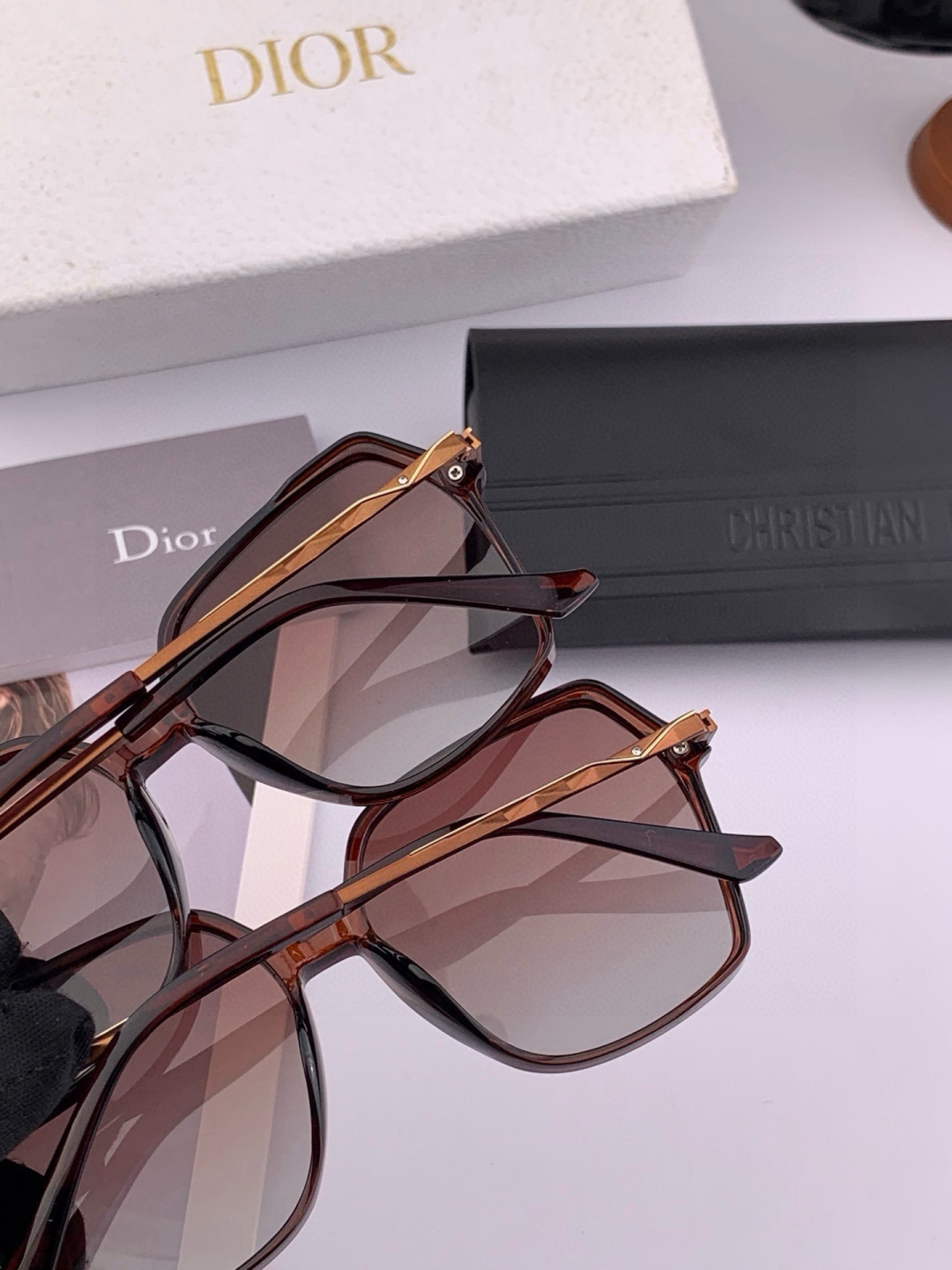 DIOR女士太阳镜🎒新款 最潮时尚太阳镜👓👕出行必备👒👠潮人必备[呲牙][呲牙] 高档金属镶钻搭配宝丽来超清偏光太阳镜片