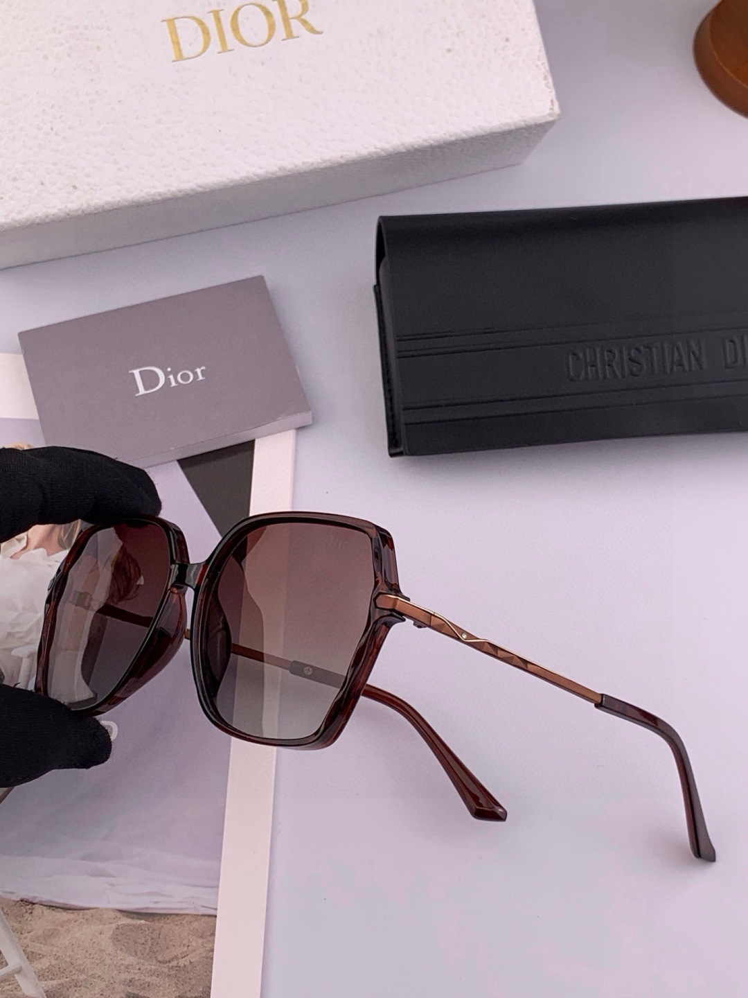 DIOR女士太阳镜🎒新款 最潮时尚太阳镜👓👕出行必备👒👠潮人必备[呲牙][呲牙] 高档金属镶钻搭配宝丽来超清偏光太阳镜片