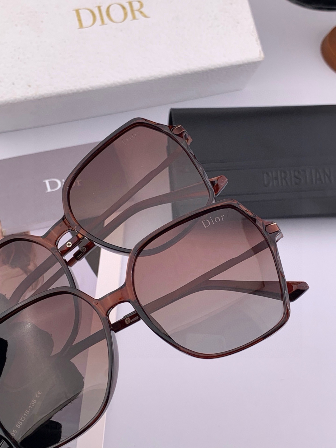 DIOR女士太阳镜🎒新款 最潮时尚太阳镜👓👕出行必备👒👠潮人必备[呲牙][呲牙] 高档金属镶钻搭配宝丽来超清偏光太阳镜片
