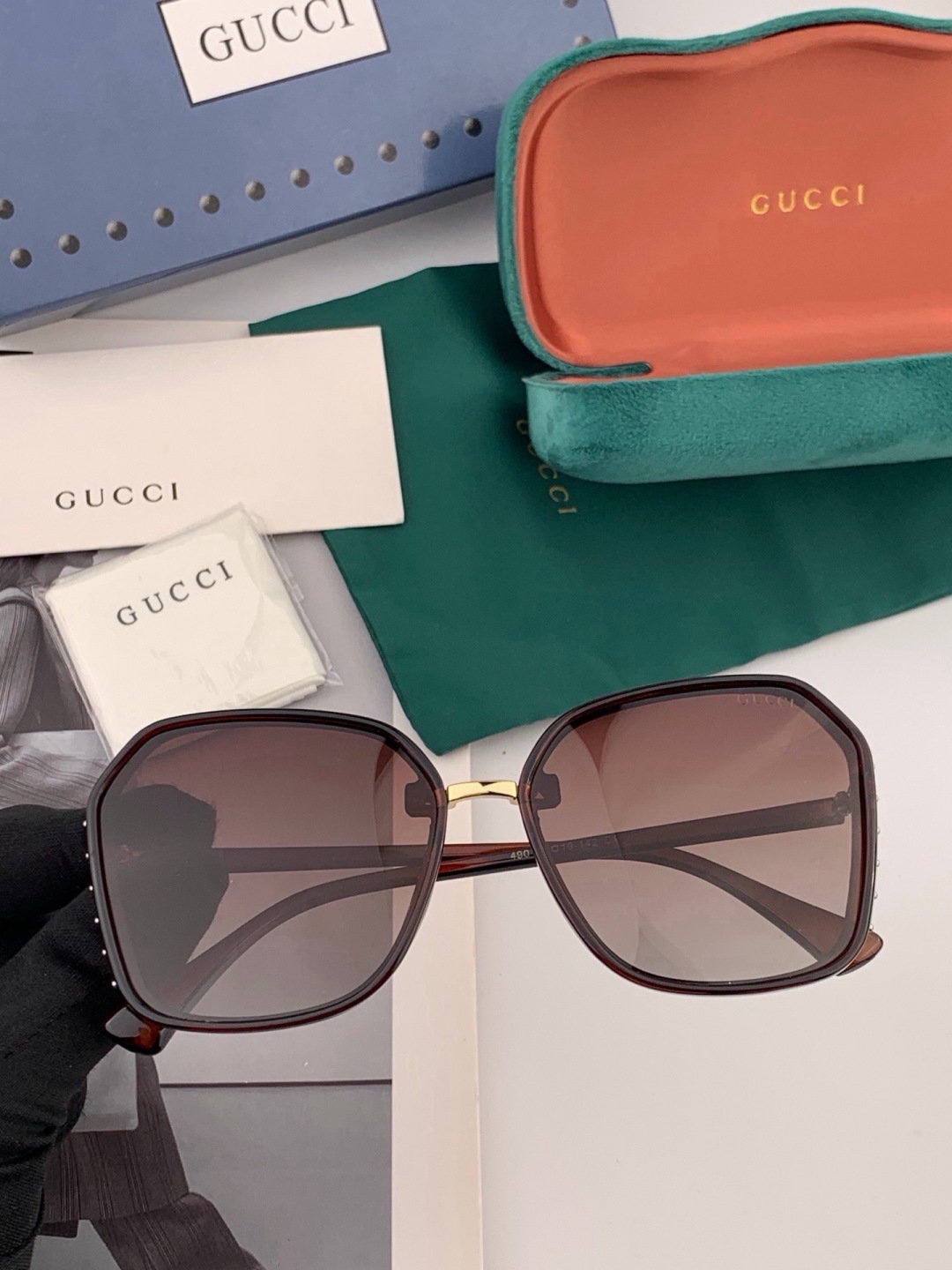【TR偏光系列】Gucci   经典的方框设计，不挑脸型，无论搭配大衣还是连衣裙都非常显气质偏光镜片预防紫外线  型号：