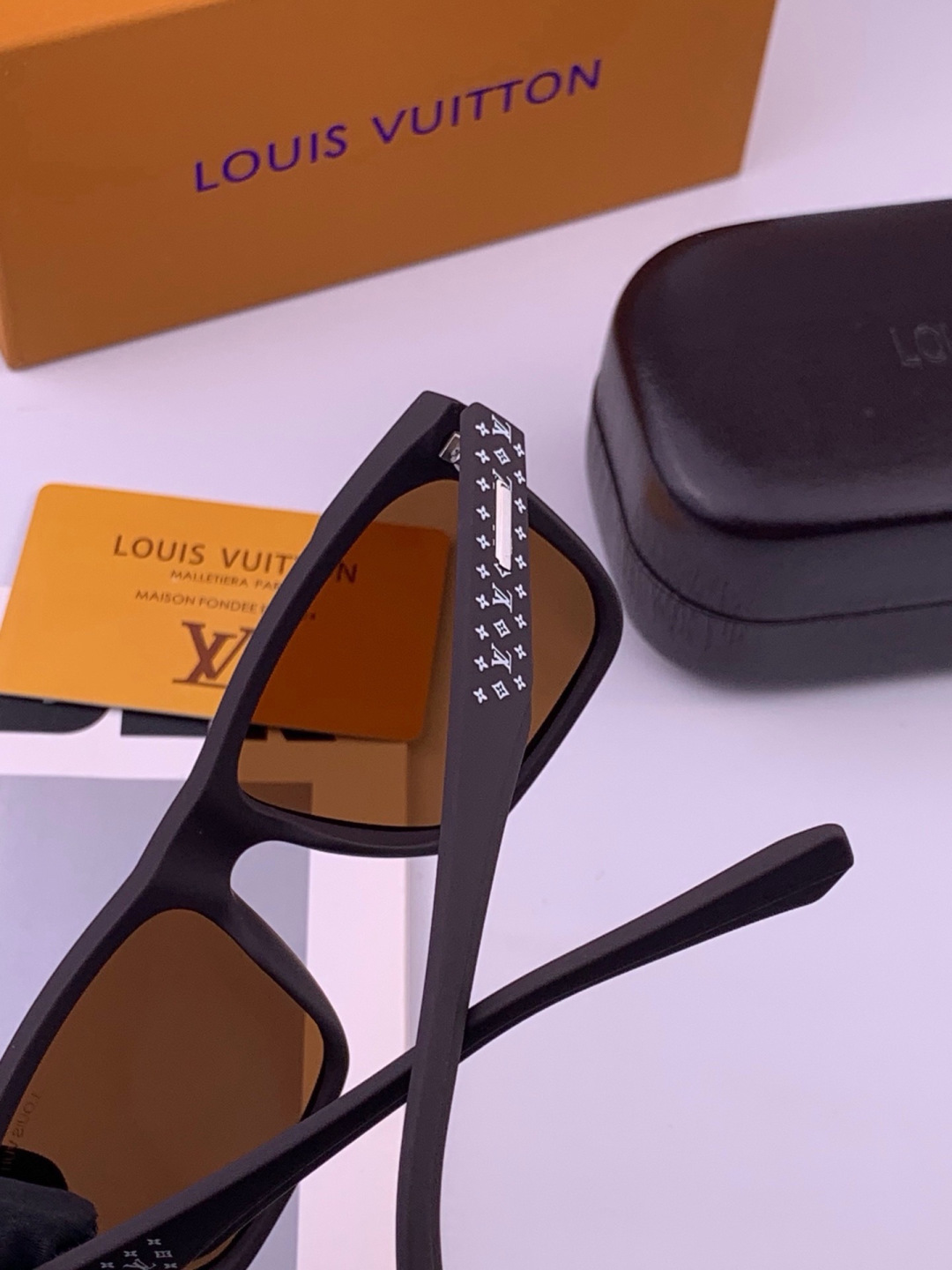 LV 开春新款  潮流爆款 时尚方框太阳镜 高品质 佩戴舒适 网红潮款墨镜 型号L8510
