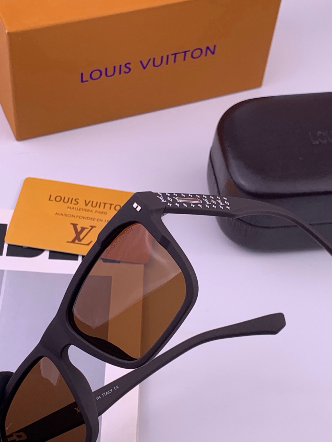 LV 开春新款  潮流爆款 时尚方框太阳镜 高品质 佩戴舒适 网红潮款墨镜 型号L8510