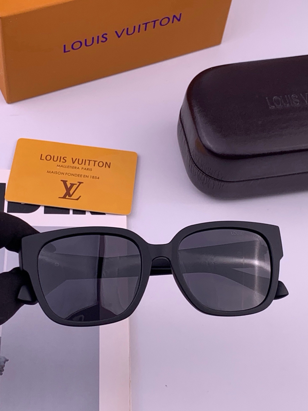 LV 开春新款  潮流爆款 时尚方框太阳镜 高品质 佩戴舒适 网红潮款墨镜 型号L7511