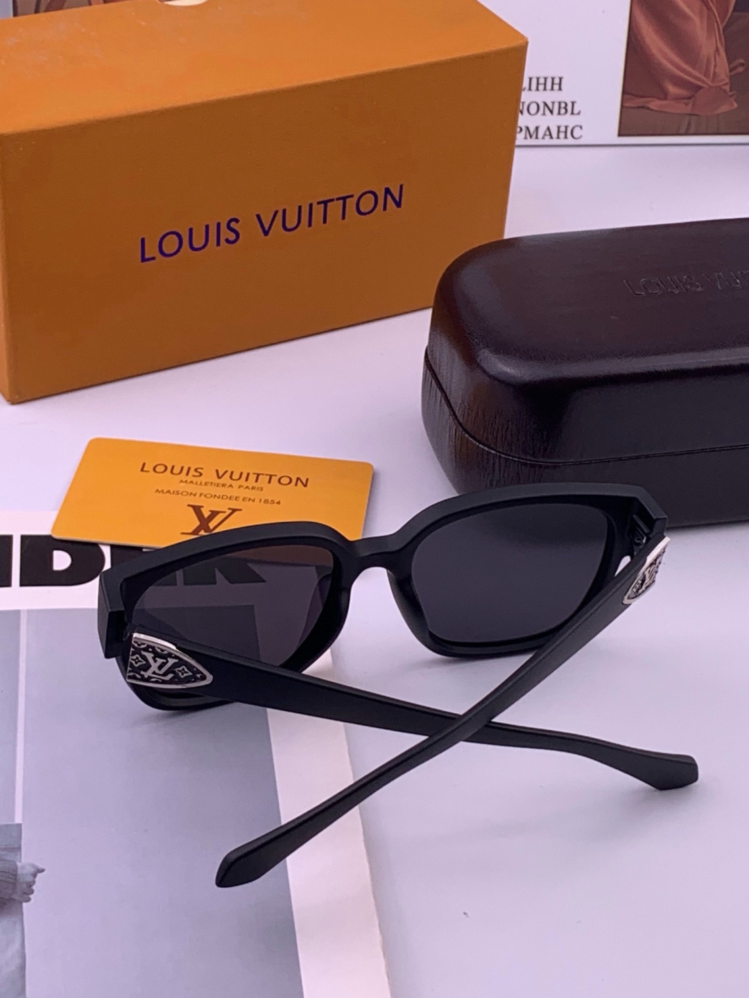 LV 开春新款  潮流爆款 时尚方框太阳镜 高品质 佩戴舒适 网红潮款墨镜 型号L7511