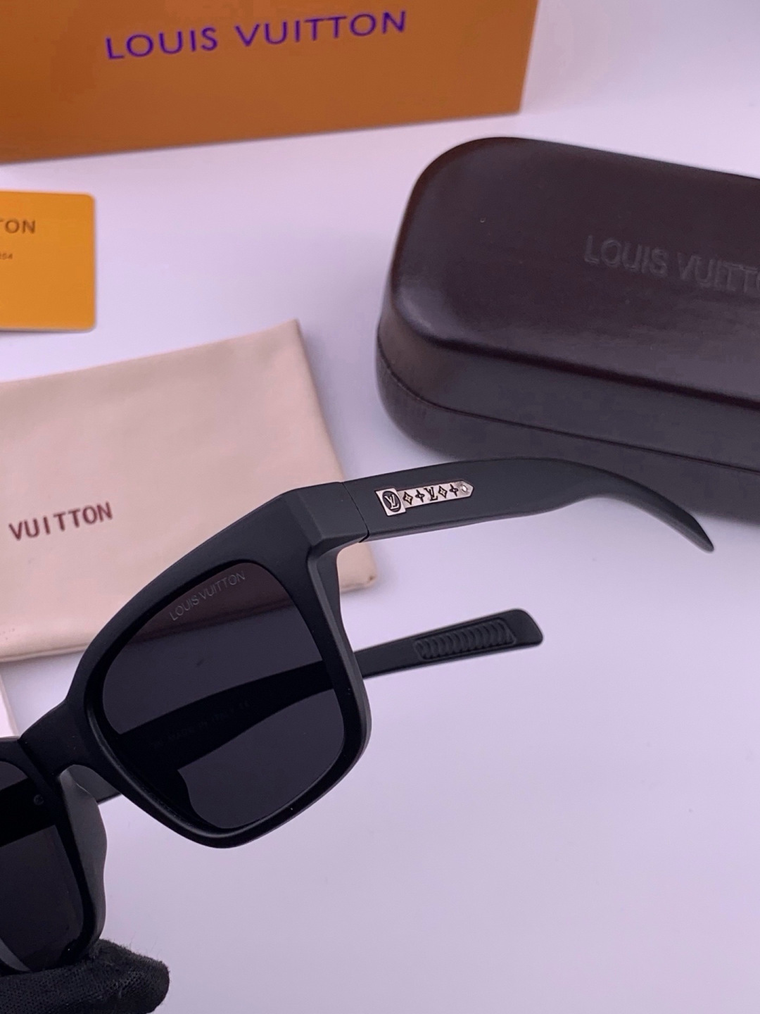 LV 太阳镜潮品官网模特同款 [玫瑰][玫瑰]精致个性设计简约时尚 高品质值得拥有绝对潮爆整个夏季 新款L4511