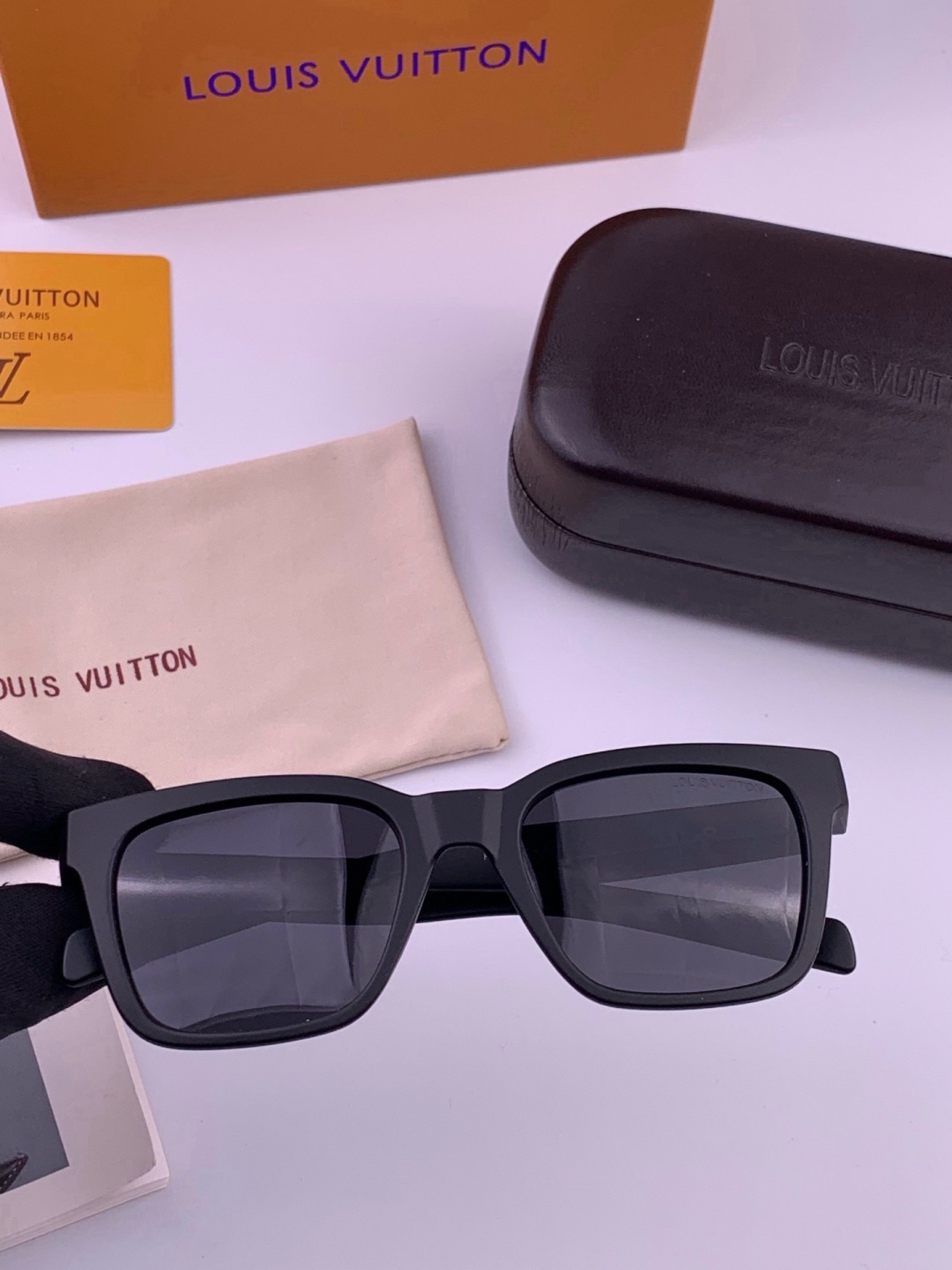 LV 太阳镜潮品官网模特同款 [玫瑰][玫瑰]精致个性设计简约时尚 高品质值得拥有绝对潮爆整个夏季 新款L4511