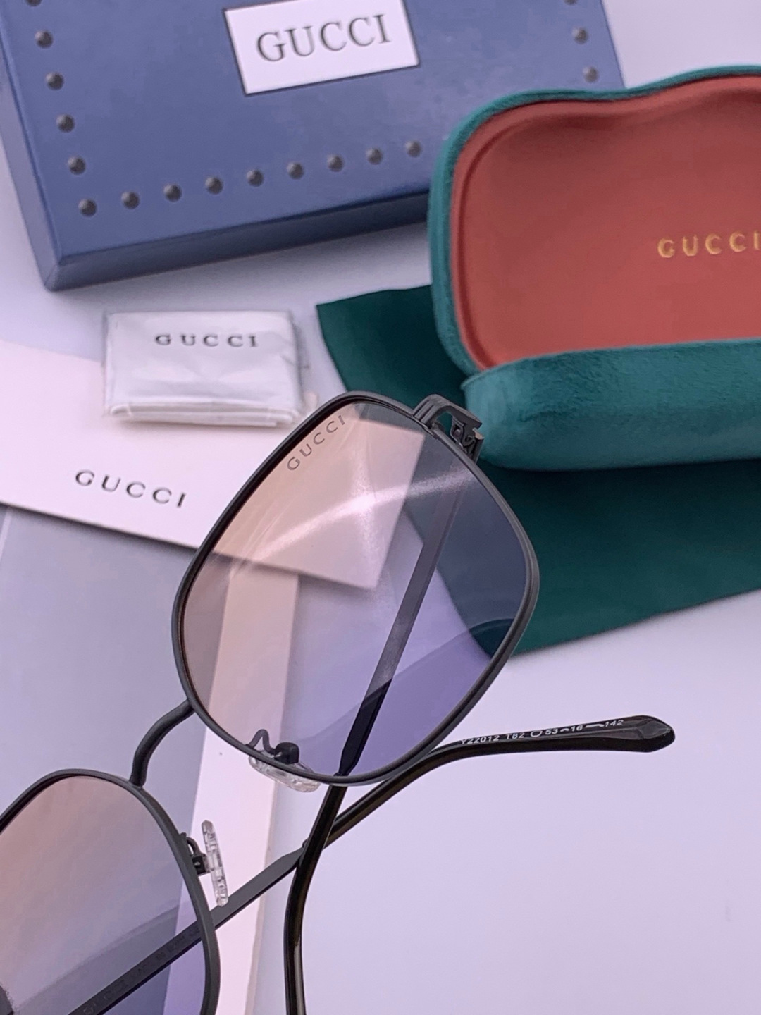 GUCCI 开春新款太阳镜 各路网红纷纷带起气场满分‼️ 俏皮甜美.上脸效果更佳.金属质感超好 型号：G22201