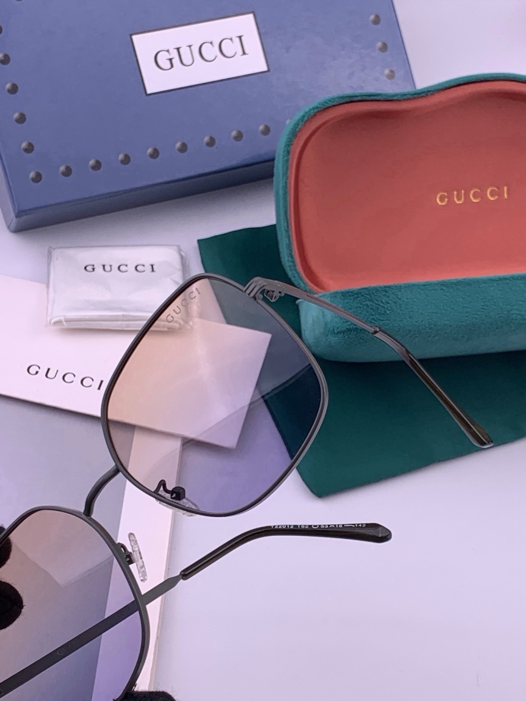 GUCCI 开春新款太阳镜 各路网红纷纷带起气场满分‼️ 俏皮甜美.上脸效果更佳.金属质感超好 型号：G22201
