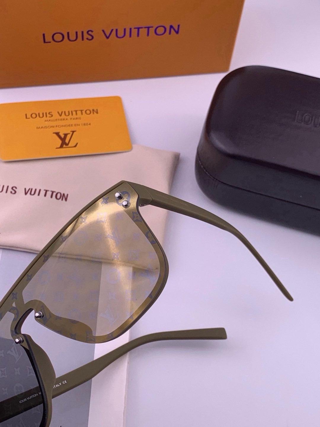 LV🔥高品质男女款”太阳镜🔥 开车钓鱼都可🔥百搭显瘦墨镜韩版男士飞行员大框司机开车防紫外线太阳镜，型号：L2108