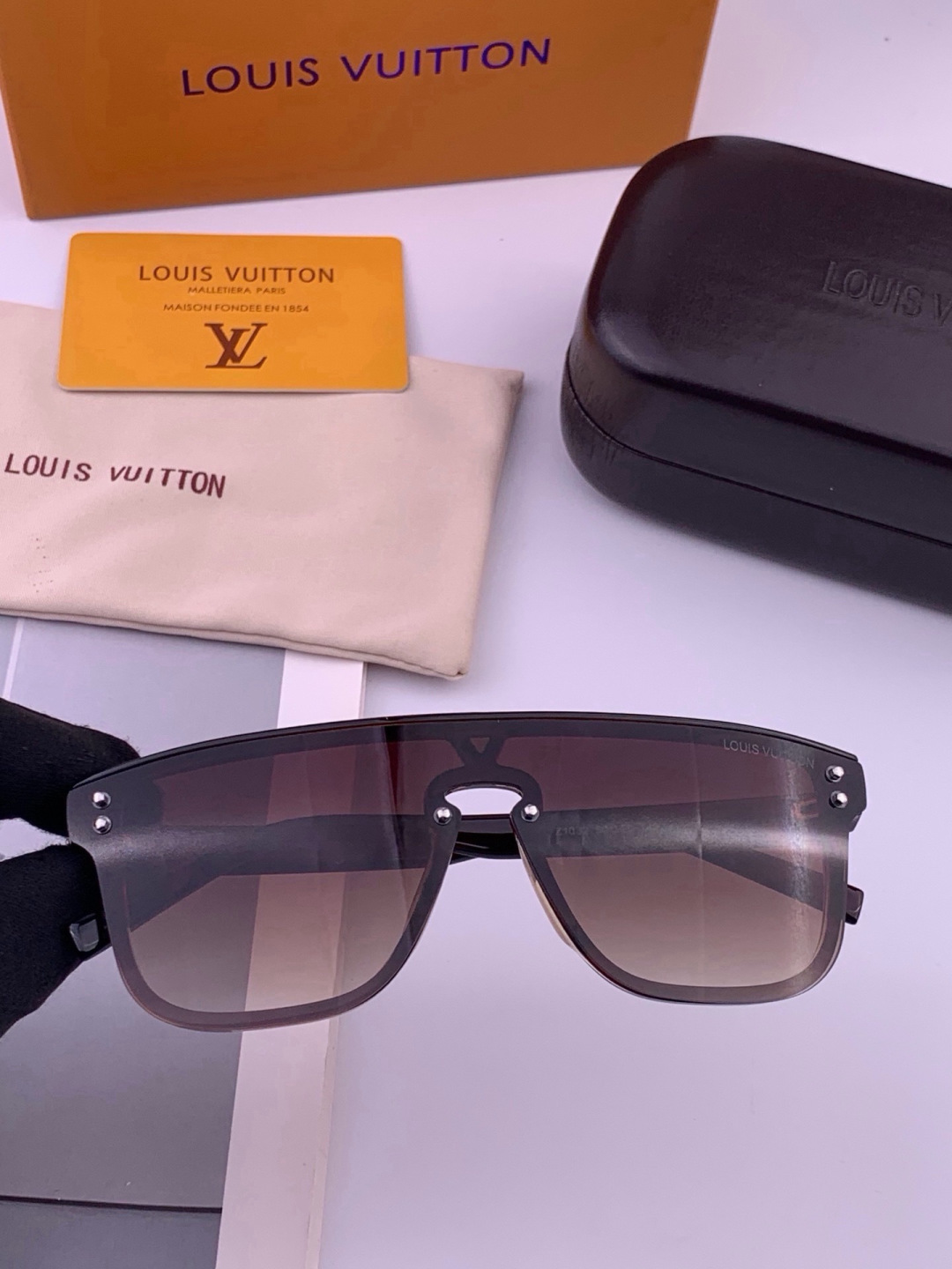 LV🔥高品质男女款”太阳镜🔥 开车钓鱼都可🔥百搭显瘦墨镜韩版男士飞行员大框司机开车防紫外线太阳镜，型号：L2108